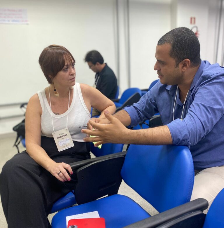 Anderson Serra, Diretor da Secretaria de Agricultura Familiar (SEAF), e Verena Almeida (Cortez), conversando sobre a importância das oficinas para a implementação de políticas públicas