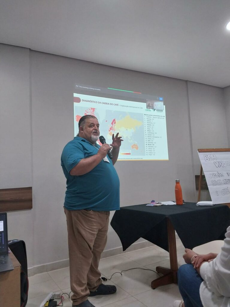 Marcos Pinheiro (empresa Cortez) apresenta os dados da produção mundial do café.