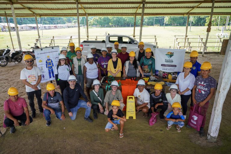 Palestra sobre segurança na coleta da castanha-do-Brasil. Foto por Ricardo Wolffenbüttel