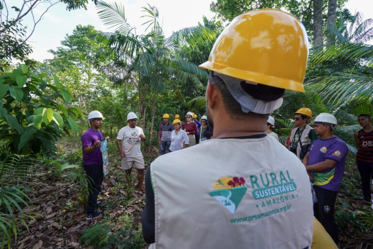 Nos castanhais da Comunidade Indígena Nova Esperança do Povo Kokama. Foto por Ricardo Wolffenbüttel