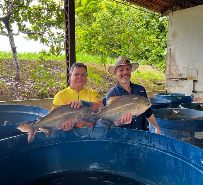 Mestrando Luciano Melo, secretário de agricultura de Manicoré (AM), com o  Coordenador estadual do Projeto, Jenner Menezes