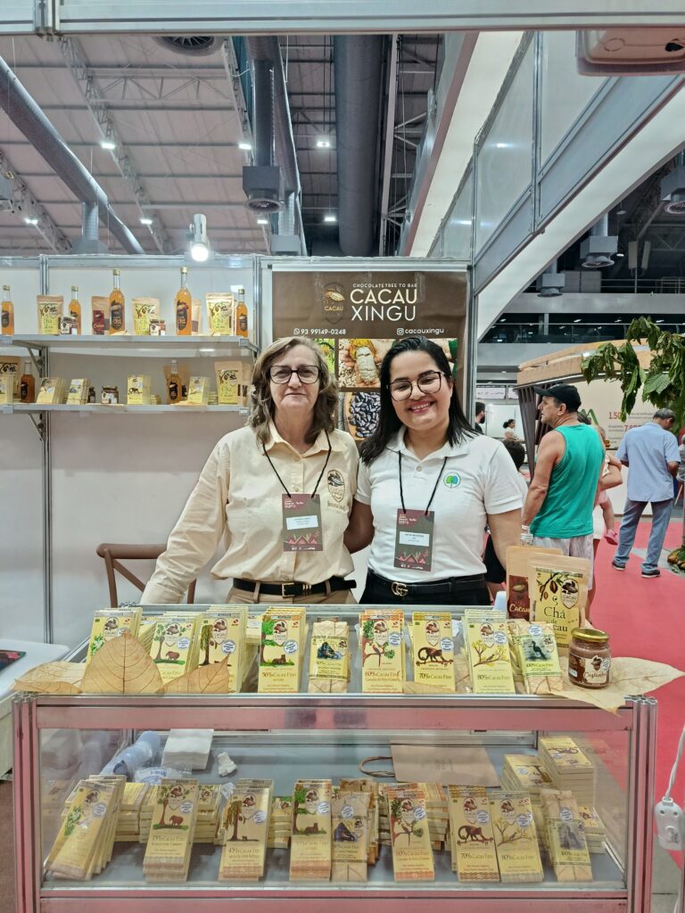 Da direita para a esquerda: Coordenadora de OSP do Projeto, Maysa Medeiros, com a produtora Jiovana Lunelli Da direita para a esquerda: Coordenador de cadeias e mercados do Projeto, Pedro Xavier, com o produtor Cláudio Aquino
