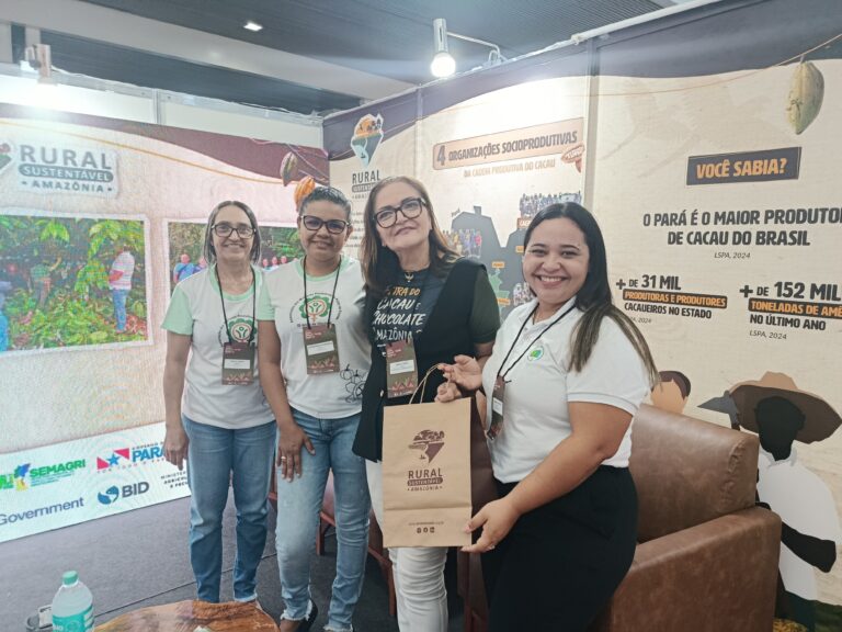 Da direita para a esquerda: Monitora de campo do Projeto pela cadeia do cacau, Cláudia Olimpo, com a Maria Goretti Gomes, coordenadora de Projetos estratégicos do Sistema Faepa/Senar e presidente da Câmara Setorial do cacau no Pará, a associada da AMPPF, Alessandra Rodrigues, e a presidente da OSP, Josefa Neves