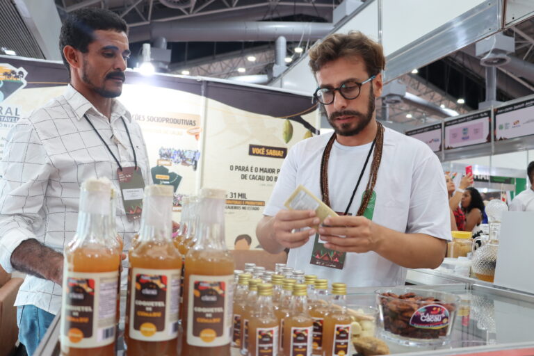 Da direita para a esquerda: Coordenador de cadeias e mercados do Projeto, Pedro Xavier, com o produtor Cláudio Aquino