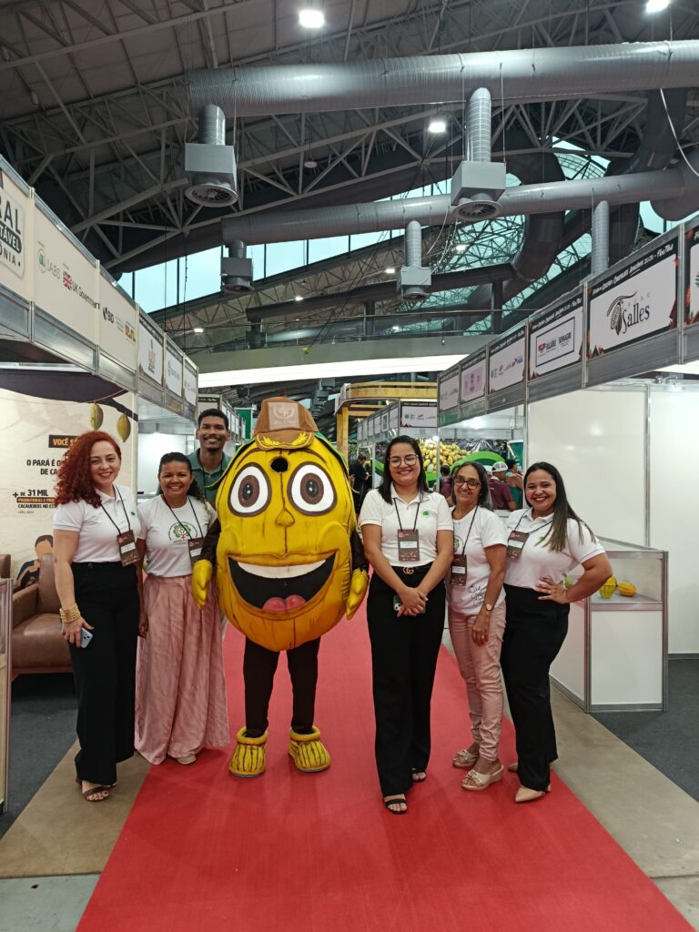 Equipe do PRS — Amazônia com a presidente da AMPPF, Josefa Neves, e com a associada, Alesandra Rodrigues