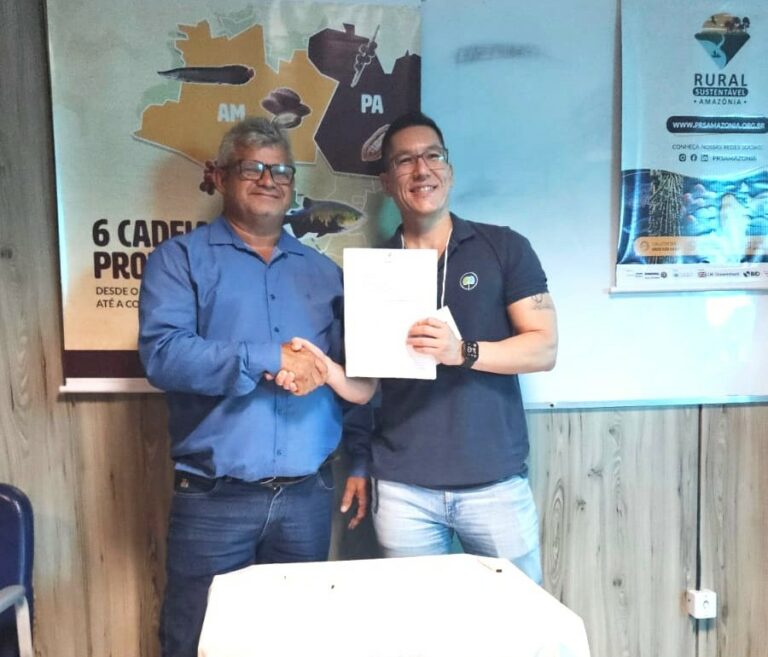 Da esquerda para a direita: o Vice presidente da Coopercacoal, Nildo Pereira de Araújo, e o Coordenador Operacional do Projeto, Eric Sawyer