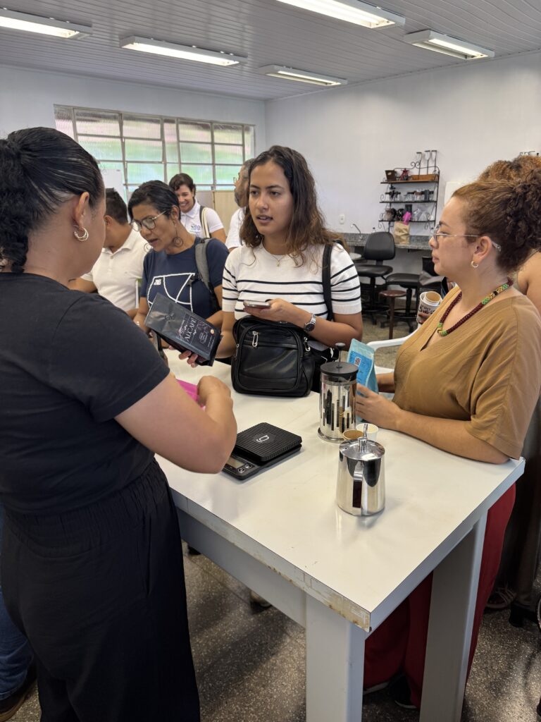 Ida ao IFRO - Campus Cacoal para a Oficina de Torra e degustação de café, com a participação de mulheres  ganhadoras de prêmio Concurso Nacional Florada Premiada e Concurso - Coffee of The Year