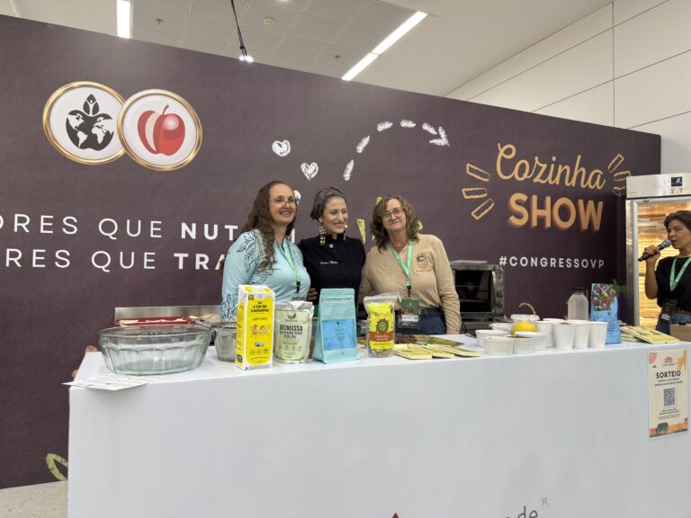Da esquerda para a direita: Ediana Capich, da Café da Mata (OSP LaCOOP), a chef e nutricionista Carine Muller e a Dona Jiova Lunelli, da Cacau Xingu (OSP FVPP)