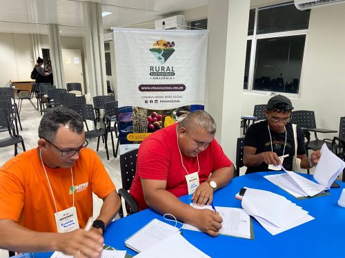Da direita para esquerda: assinatura do acordo com o Projeto com representante da ASPROC, da APAFE e da Associação de Produtores Rurais do Setor São José