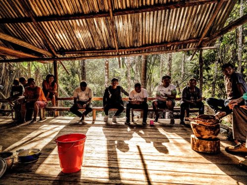 Oficinas de diagnóstico de planos de negócios, fortalecimento de cadeias, estudo de mercados e formação de lideranças com a Associação do Povo Deni do Rio Xeruã (ASPODEX).
Crédito: Fotos por Bruno Franques/Acervo IABS