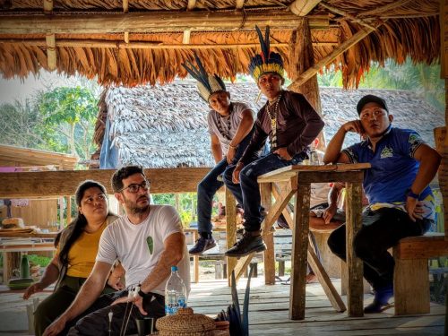 Oficinas de diagnóstico de planos de negócios, fortalecimento de cadeias, estudo de mercados e formação de lideranças com a Associação do Povo Deni do Rio Xeruã (ASPODEX).
Crédito: Fotos por Bruno Franques/Acervo IABS